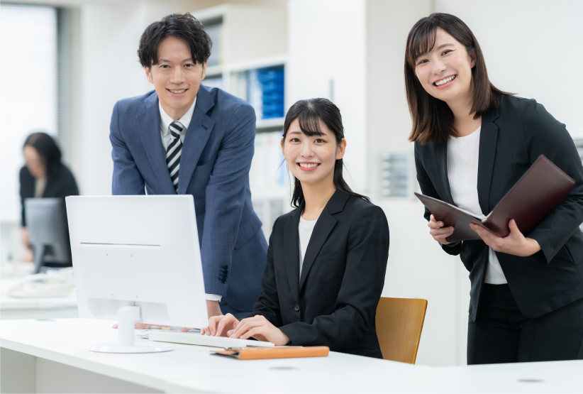 職場で相談・協議している様子